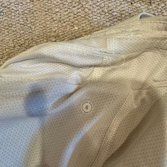 Lululemon Printed Cream Shorts - Picture 5 of 5